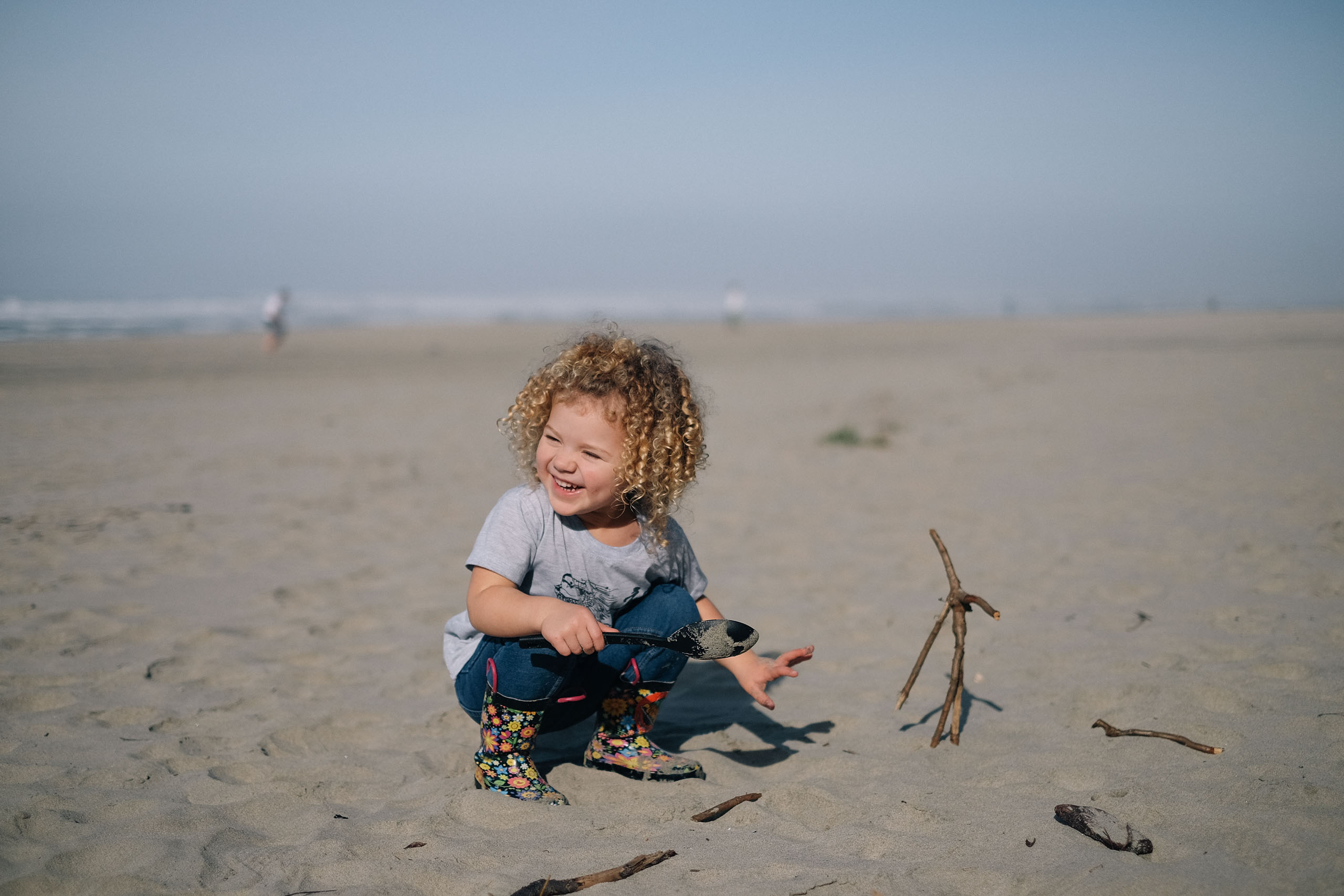 idara digging at the beach